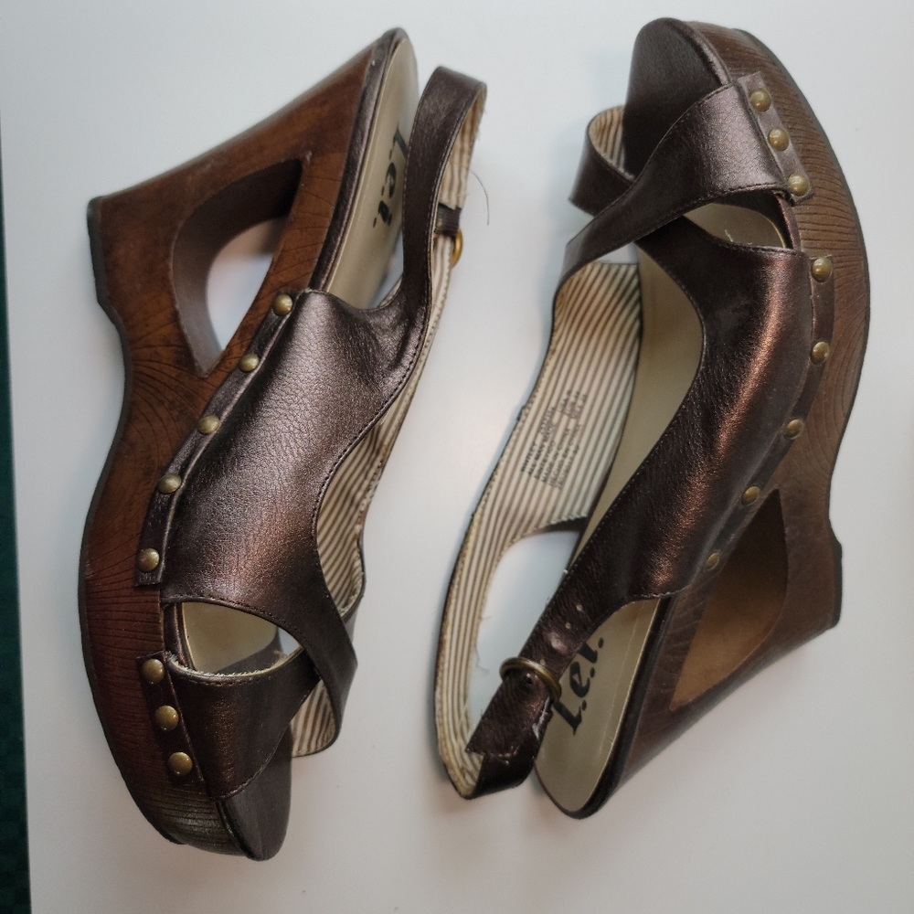 L.e.i. Whtly Y2k Bronze cutout wedge